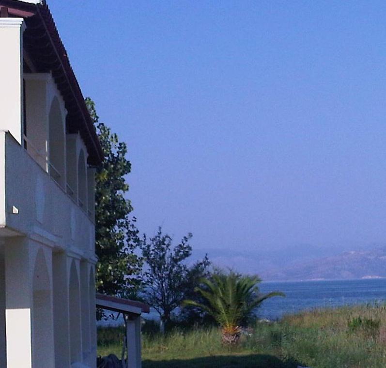 Virginia'S Beachfront Apartments Кавос Экстерьер фото